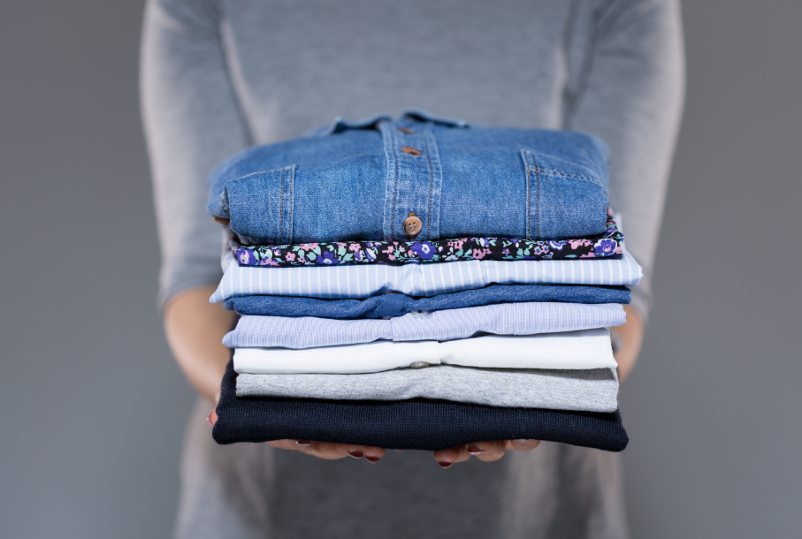 descubra como separar roupas para doar