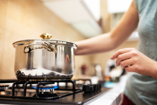 A chaleira e as panelas estão no fogão. cozinhando na cozinha