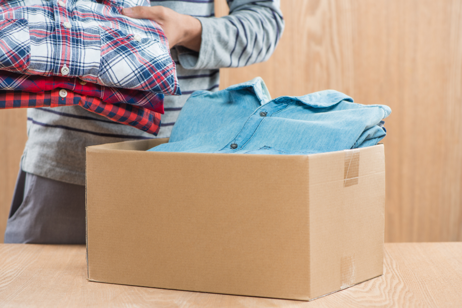 Um dos primeiros passos para separar roupas para doação é organizar o seu armário.
