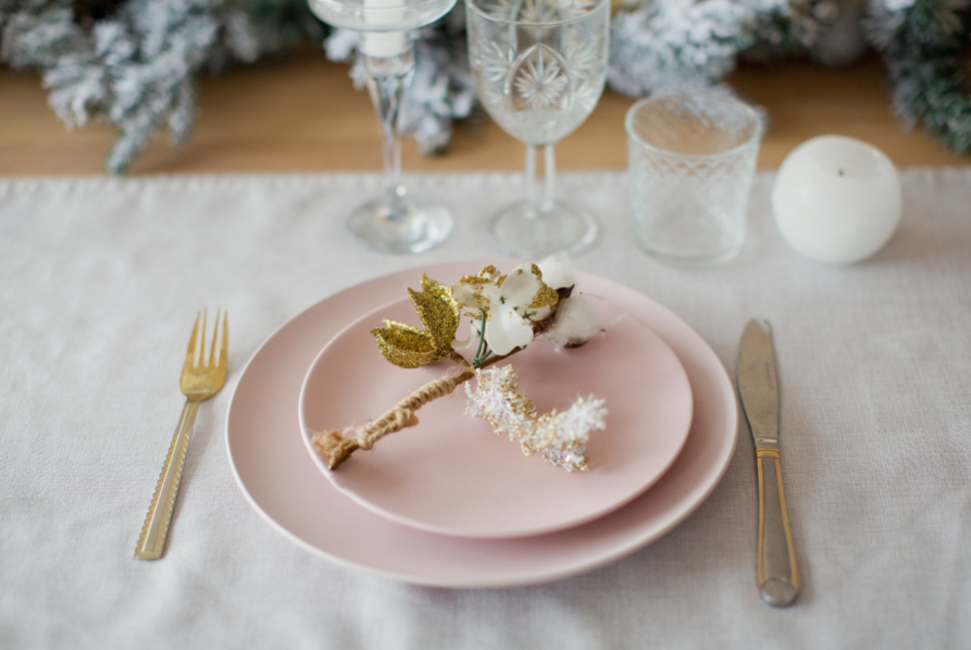 Vai decorar a sua casa para o Natal ou ainda preparar a ceia na sua casa? Que tal descobrir como decorar a mesa de Natal aqui no Blog Reppara!? 